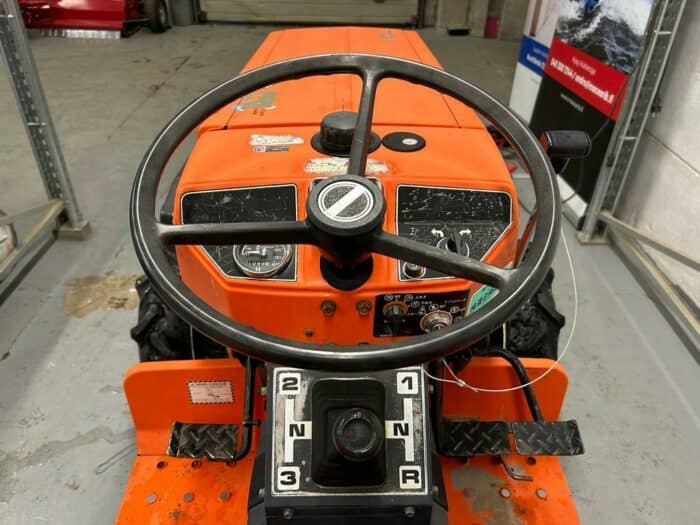 Hinomoto C174 4WD traktori 17,8 hp - Image 24