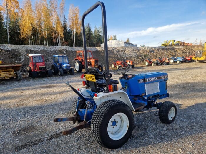 Ford 1220 HST 4WD Traktori, Rekisterissä! Uudella jykevällä takalanalla 2150 mm - Image 14