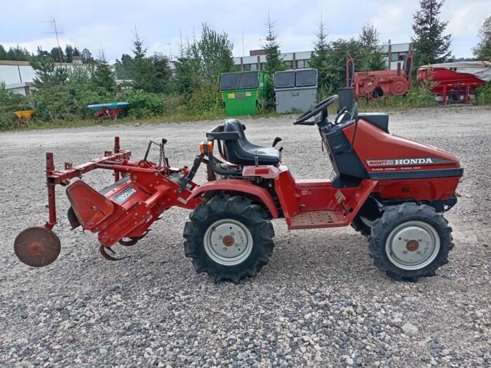 Honda Might 11, 4WD traktori, maamuokkaimella.
