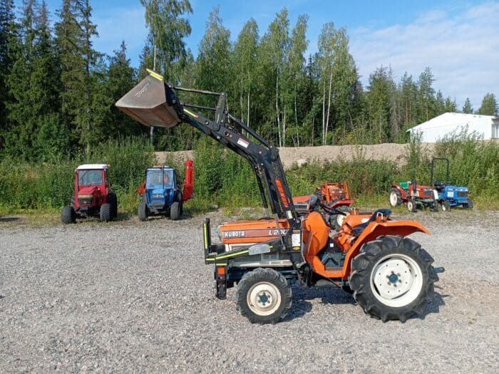 Kubota L2002DT 4WD traktori, Etukuormaajalla. - Image 2