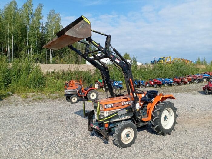 Kubota L2002DT 4WD traktori, Etukuormaajalla.