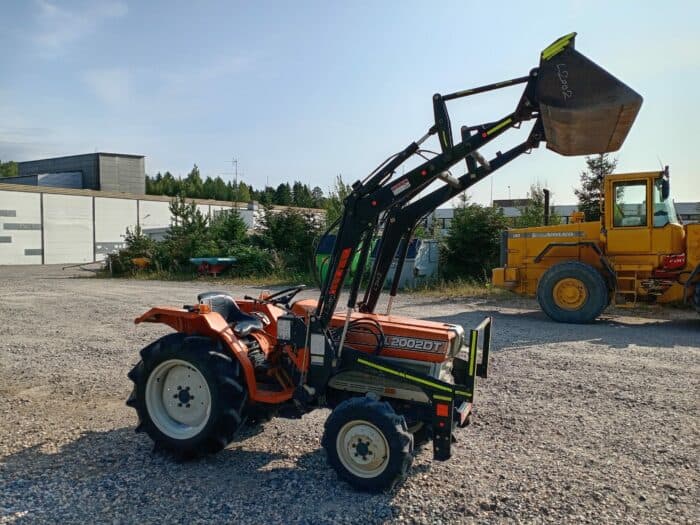 Kubota L2002DT 4WD traktori, Etukuormaajalla. - Image 7
