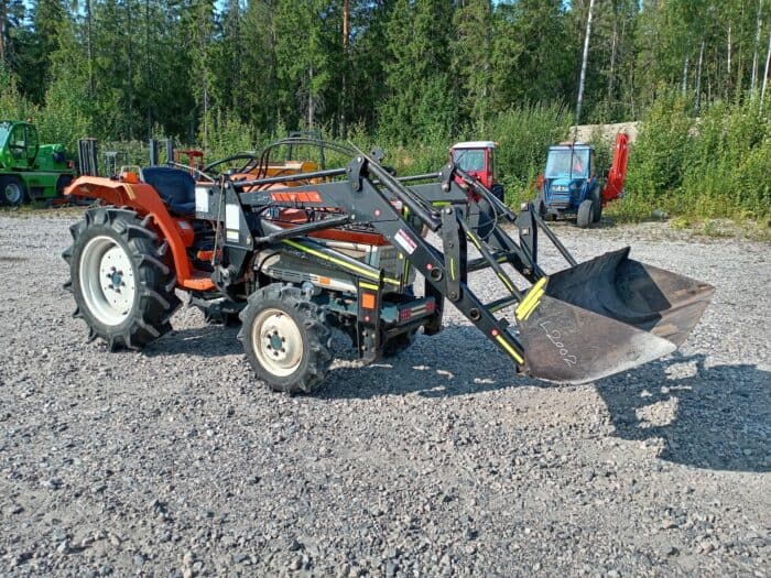 Kubota L2002DT 4WD traktori, Etukuormaajalla. - Image 8