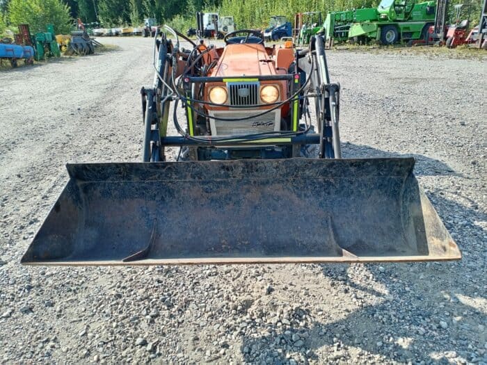 Kubota L2002DT 4WD traktori, Etukuormaajalla. - Image 11
