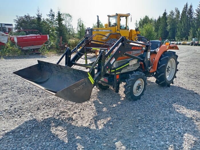 Kubota L2002DT 4WD traktori, Etukuormaajalla. - Image 9