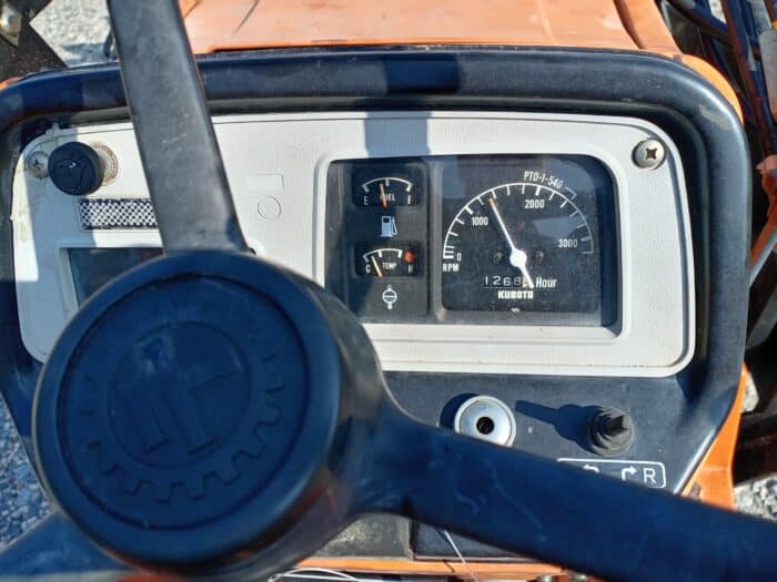 Kubota L2002DT 4WD traktori, Etukuormaajalla. - Image 13