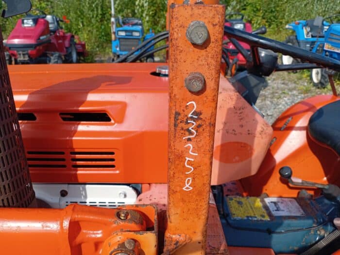 Kubota B1400DT 4WD pikkutraktori, etukuormaajalla. - Image 9