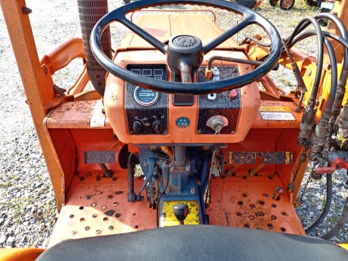 Kubota B1400DT 4WD pikkutraktori, etukuormaajalla. - Image 12