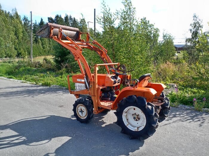 Kubota B1400DT 4WD pikkutraktori, etukuormaajalla. - Image 3