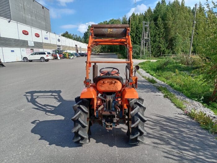Kubota B1400DT 4WD pikkutraktori, etukuormaajalla. - Image 4