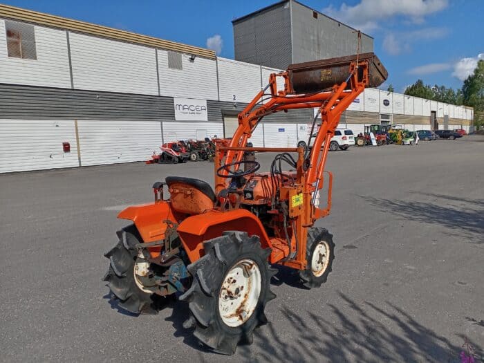Kubota B1400DT 4WD pikkutraktori, etukuormaajalla. - Image 6