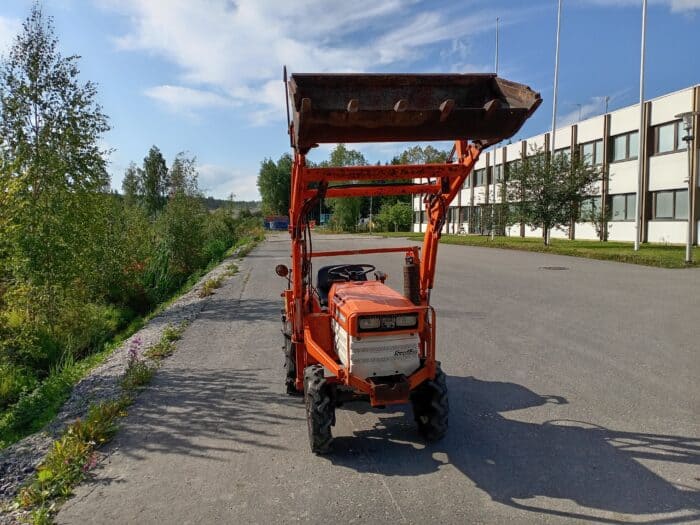 Kubota B1400DT 4WD pikkutraktori, etukuormaajalla. - Image 7