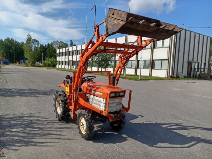 Kubota B1400DT 4WD pikkutraktori, etukuormaajalla. - Image 5