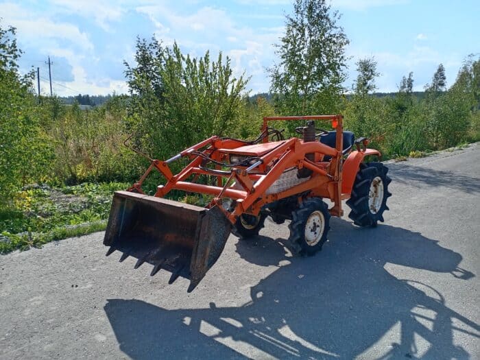 Kubota B1400DT 4WD pikkutraktori, etukuormaajalla. - Image 8
