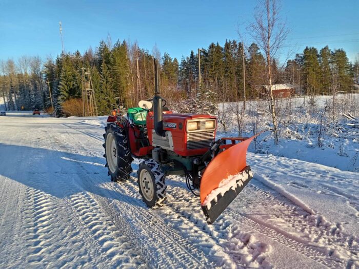 Yanmar YM1820D 4WD traktori + 150cm puskulevy - Image 4
