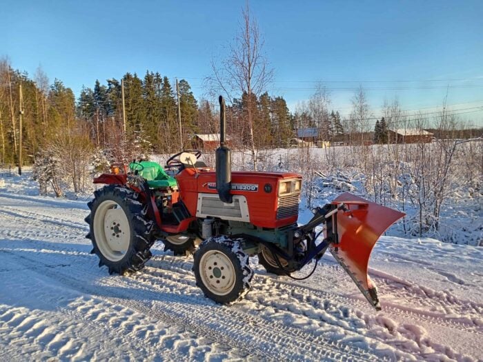 Yanmar YM1820D 4WD traktori + 150cm puskulevy - Image 3