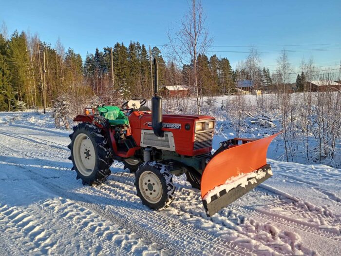 Yanmar YM1820D 4WD traktori + 150cm puskulevy