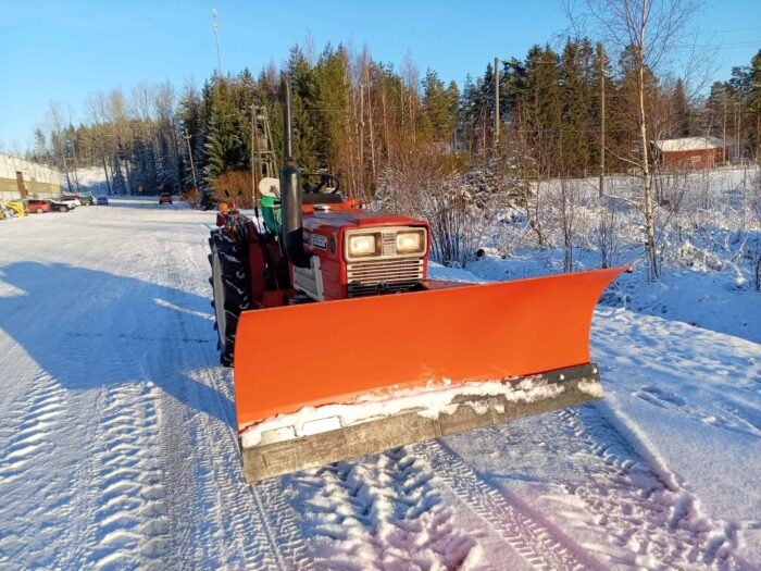 Yanmar YM1820D 4WD traktori + 150cm puskulevy - Image 6
