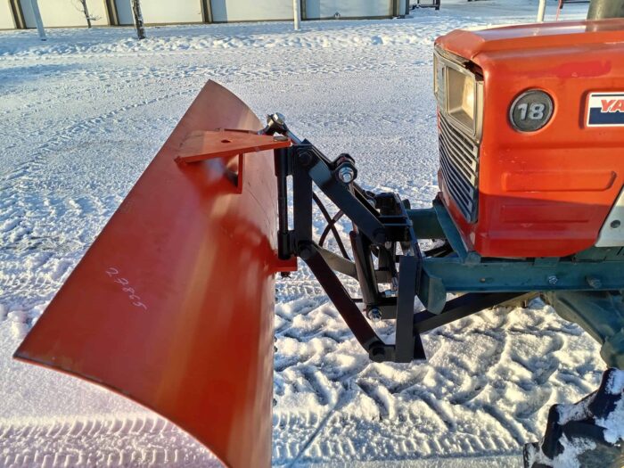 Yanmar YM1820D 4WD traktori + 150cm puskulevy - Image 13
