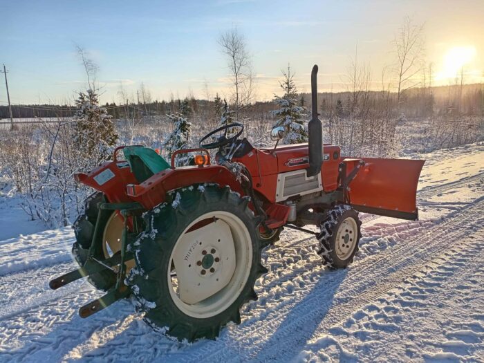 Yanmar YM1820D 4WD traktori + 150cm puskulevy - Image 8