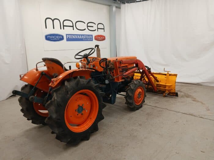 Kubota L2201D 4WD traktori, etukuormaajalla - Image 5