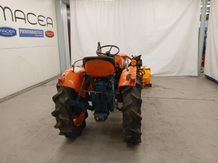 Kubota L2201D 4WD traktori, etukuormaajalla - Image 6