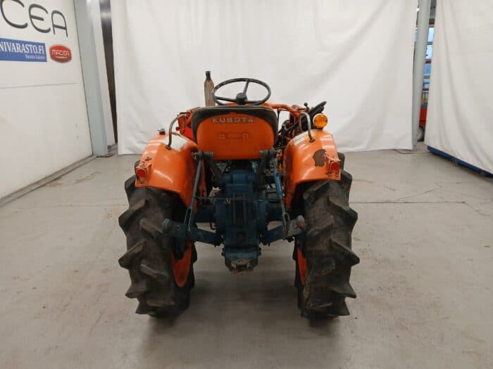 Kubota L2201D 4WD traktori, etukuormaajalla - Image 7