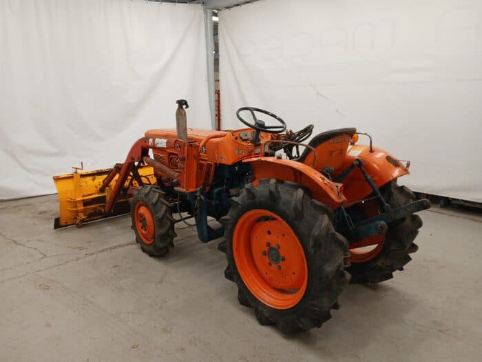 Kubota L2201D 4WD traktori, etukuormaajalla - Image 8