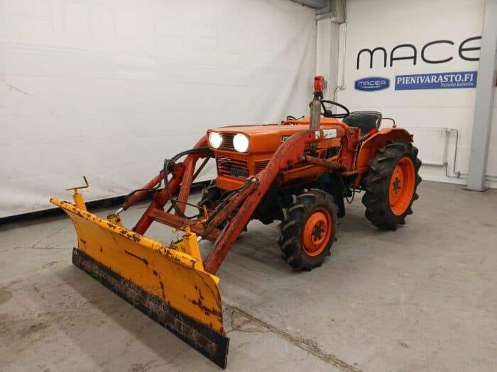 Kubota L2201D 4WD traktori, etukuormaajalla - Image 2