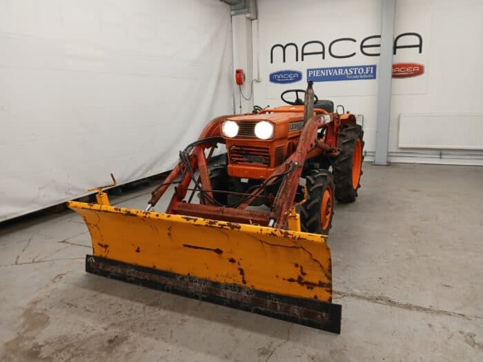 Kubota L2201D 4WD traktori, etukuormaajalla - Image 3