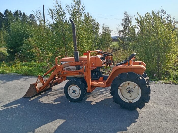 Kubota B1402 4 WD minitraktori, etukuormaajalla. - Image 4