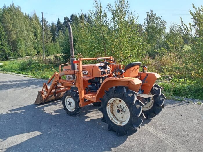 Kubota B1402 4 WD minitraktori, etukuormaajalla. - Image 5