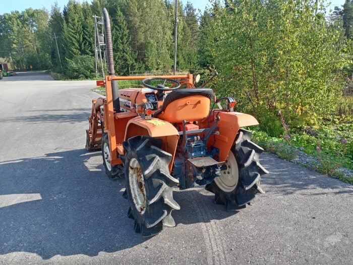 Kubota B1402 4 WD minitraktori, etukuormaajalla. - Image 6