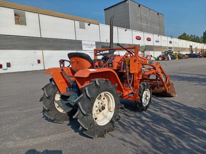 Kubota B1402 4 WD minitraktori, etukuormaajalla. - Image 7