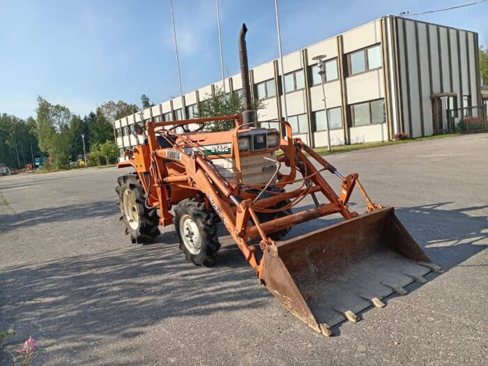Kubota B1402 4 WD minitraktori, etukuormaajalla. - Image 3