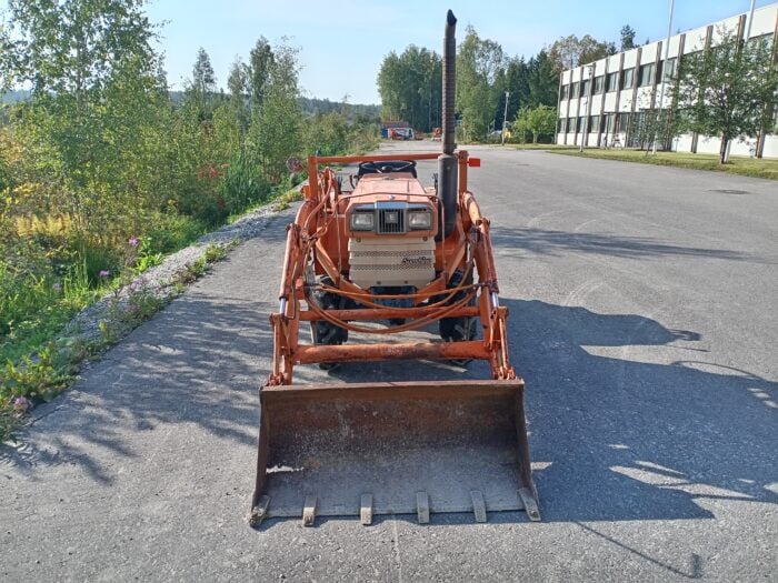 Kubota B1402 4 WD minitraktori, etukuormaajalla. - Image 9