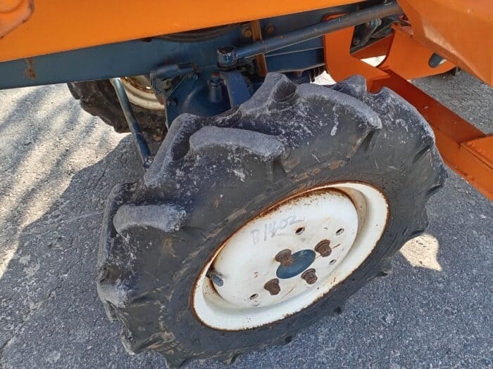 Kubota B1402 4 WD minitraktori, etukuormaajalla. - Image 13