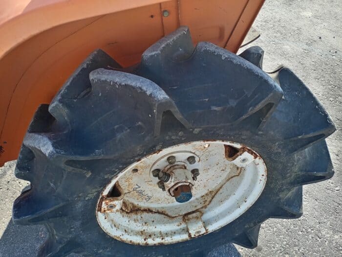 Kubota B1402 4 WD minitraktori, etukuormaajalla. - Image 14