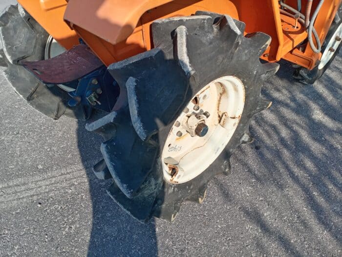 Kubota B1402 4 WD minitraktori, etukuormaajalla. - Image 15