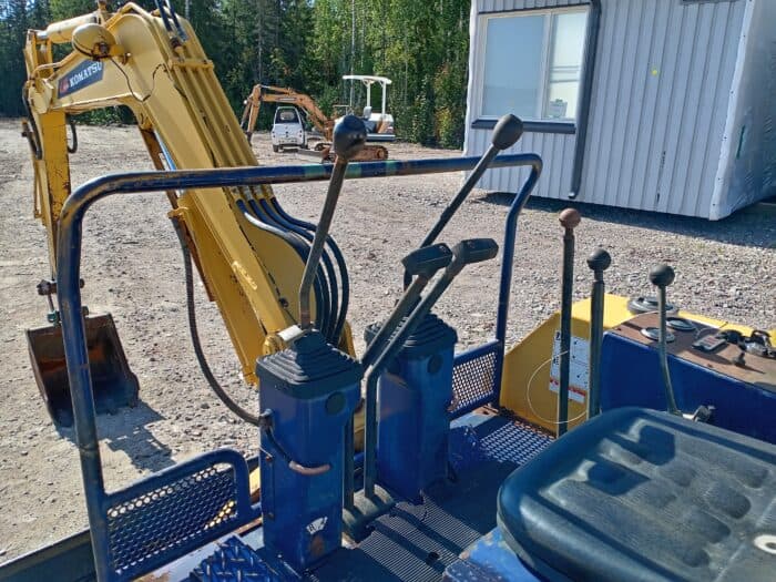 Komatsu PC15-2 Kaivinkone - Image 15