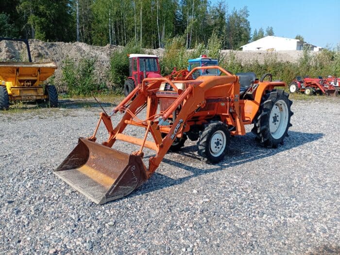 Kubota B1-17 4WD traktori, Etukuormaajalla - Image 2