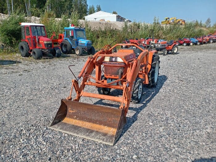 Kubota B1-17 4WD traktori, Etukuormaajalla - Image 3