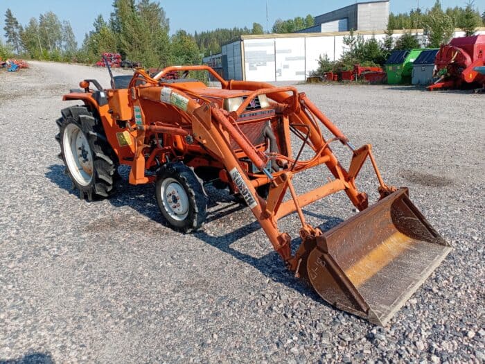 Kubota B1-17 4WD traktori, Etukuormaajalla - Image 4