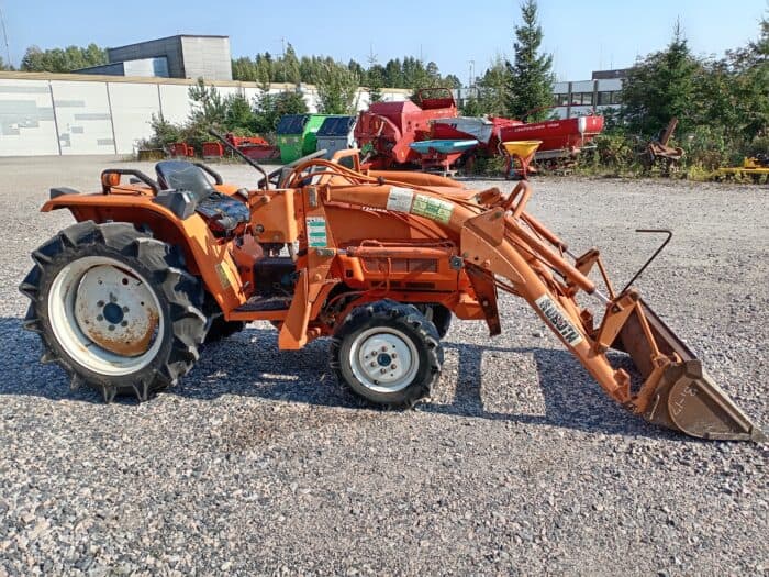 Kubota B1-17 4WD traktori, Etukuormaajalla - Image 5