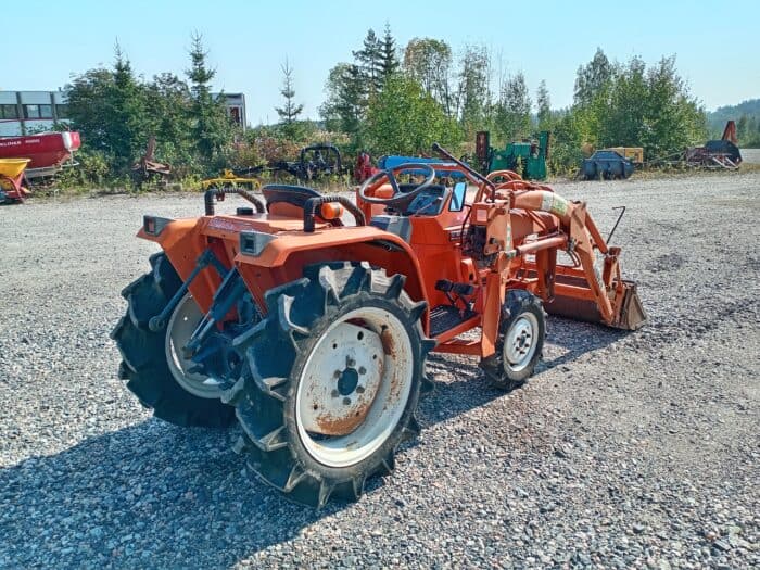 Kubota B1-17 4WD traktori, Etukuormaajalla - Image 6