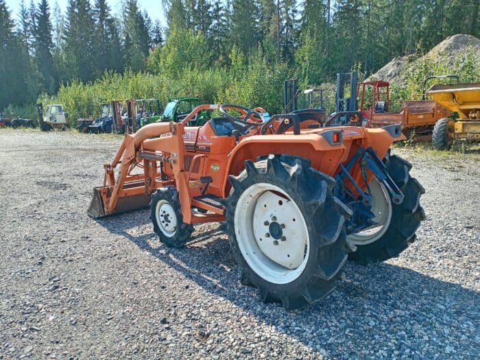 Kubota B1-17 4WD traktori, Etukuormaajalla - Image 9