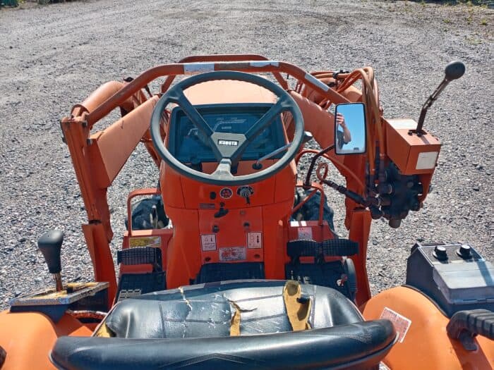 Kubota B1-17 4WD traktori, Etukuormaajalla - Image 10