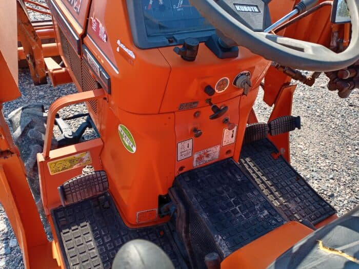 Kubota B1-17 4WD traktori, Etukuormaajalla - Image 11