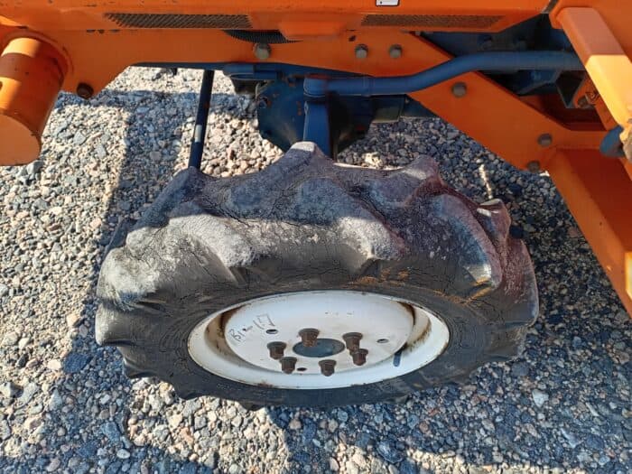 Kubota B1-17 4WD traktori, Etukuormaajalla - Image 18