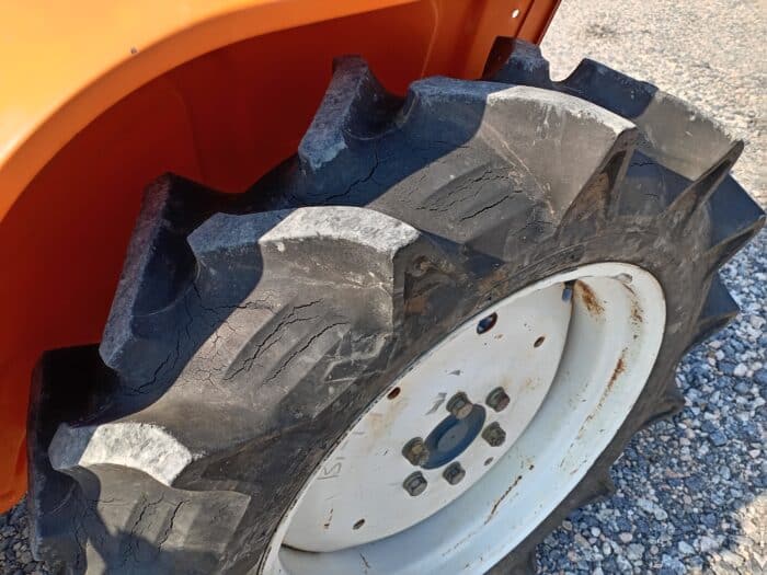 Kubota B1-17 4WD traktori, Etukuormaajalla - Image 19